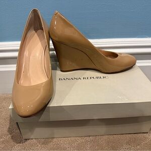 Banana Republic Glossy Tan Wedges